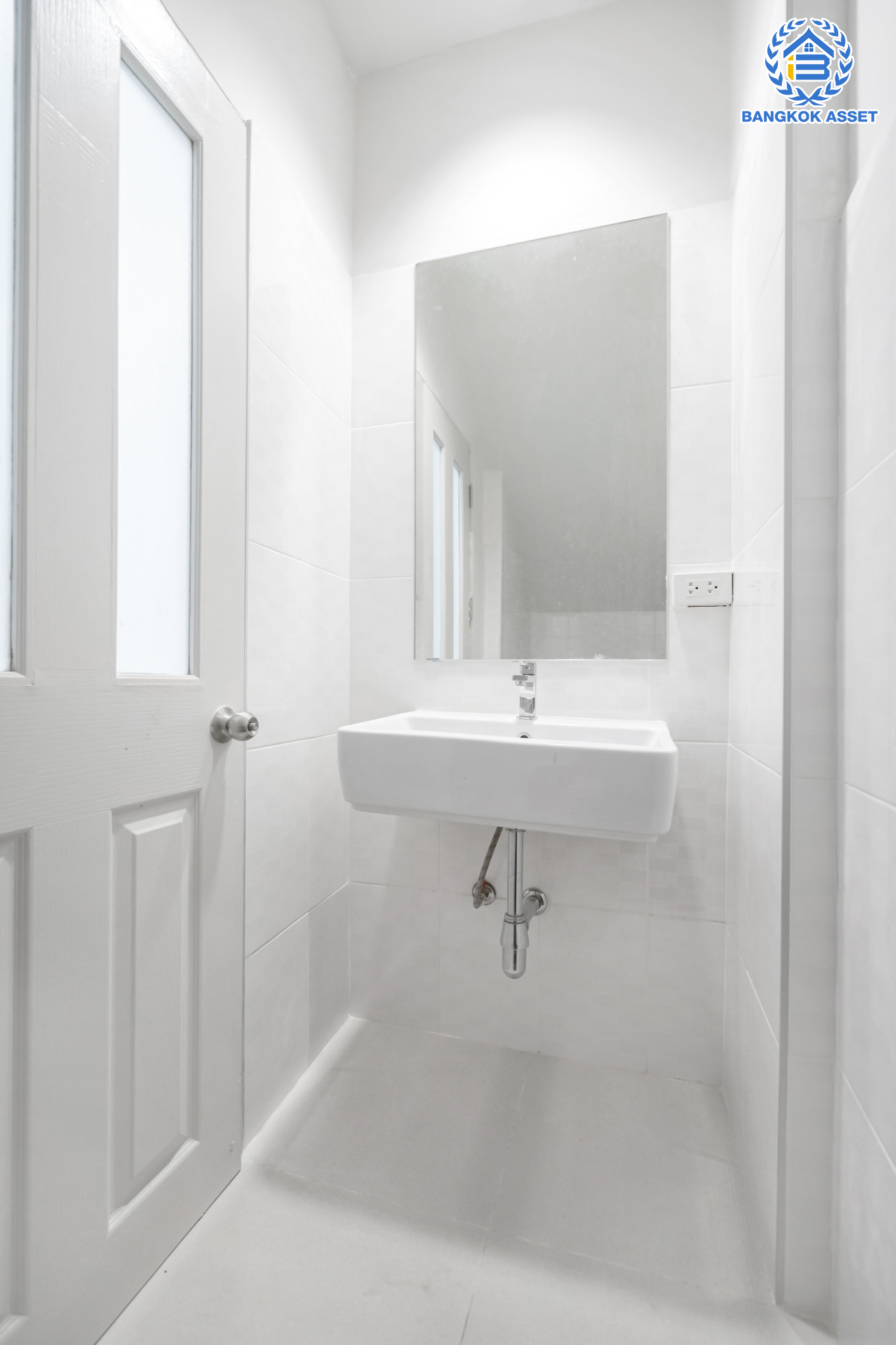 บ้านมือสองตกแต่งใหม่ ม.สิรสา แจ้งวัฒนะ ทาวน์โฮม 3 ชั้น เนื้อที่ 17.2 ตร.ว. ฟังก์ชันพร้อม 3 ห้องนอน 3 ห้องน้ำ 1 ที่จอดรถ รองรับทุกการอยู่อาศัย บนทำเลโซนเมือง! ใกล้สนามบินดอนเมือง เซ็นทรัลแจ้งวัฒนะ เดินทางสุดสะดวก เชื่อมต่อหลายเส้นทาง ถ.กำแพงเพชร6, ถ.วิภาวดีรังสิต, ถ.แจ้งวัฒนะ ใกล้รถไฟฟ้าสายสีแดง "สถานีหลักสี่"